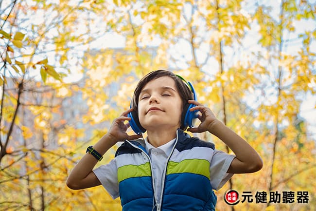 聆聽耳機的聲音