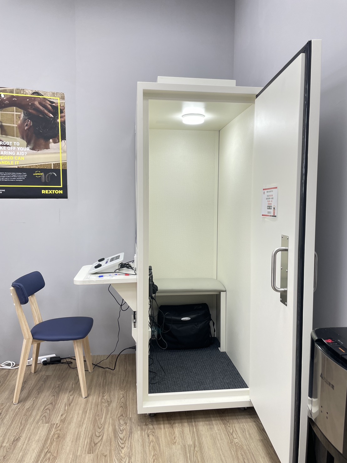 屏東縣屏東市的元健助聽器屏東潮州助聽器門市內有專業的聽力檢測室。