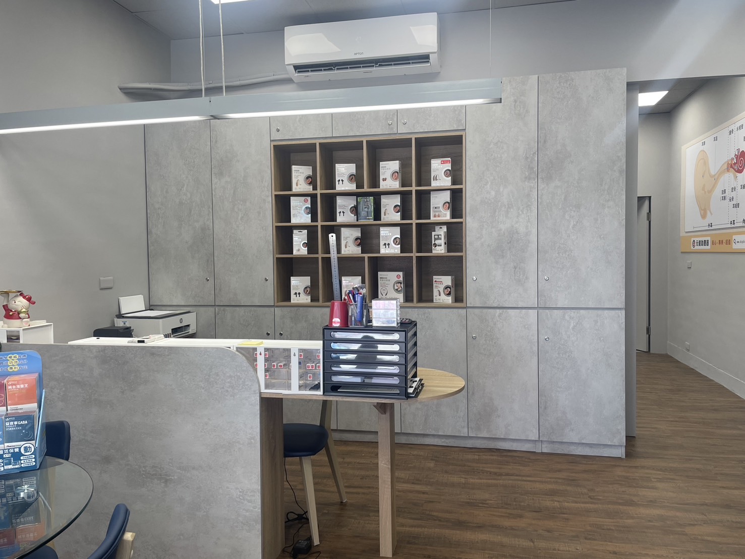 元健助聽器新北林口助聽器店內設有生活環境體驗場景，讓配戴助聽器的用戶能馬上感覺在家看電視的效果，立即試聽、體會藍牙助聽器的幫助