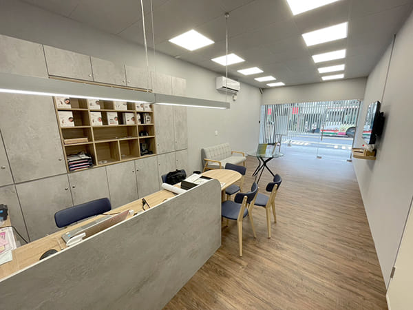 桃園八德區、楊梅區的元健助聽器楊梅門市設有電視等生活體驗情境，讓配戴助聽器的用戶能馬上感覺在家看電視的效果，立即試聽、體會藍牙助聽器的幫助。