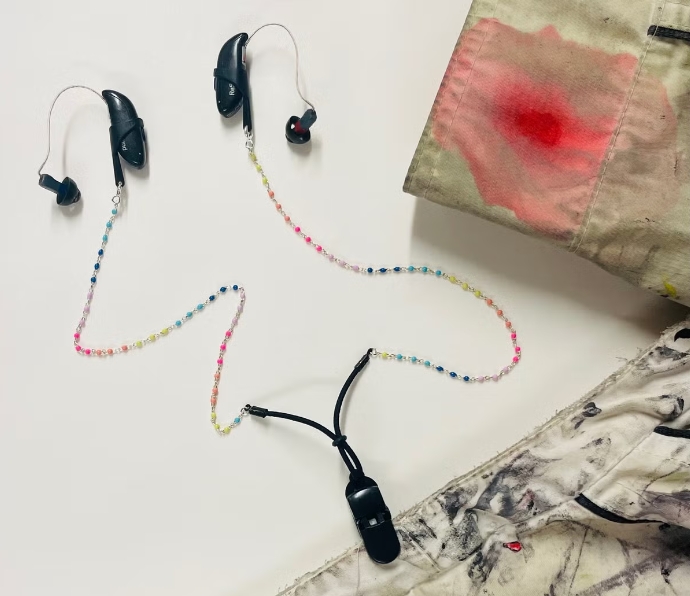 MIMITAKARA 彩虹童趣助聽器安全項鍊夾使用示意