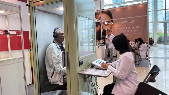 展會攤位現場規劃專業級「隔音測聽室」、聽力檢測設備與諮詢桌面區,提供民眾免費聽力檢查