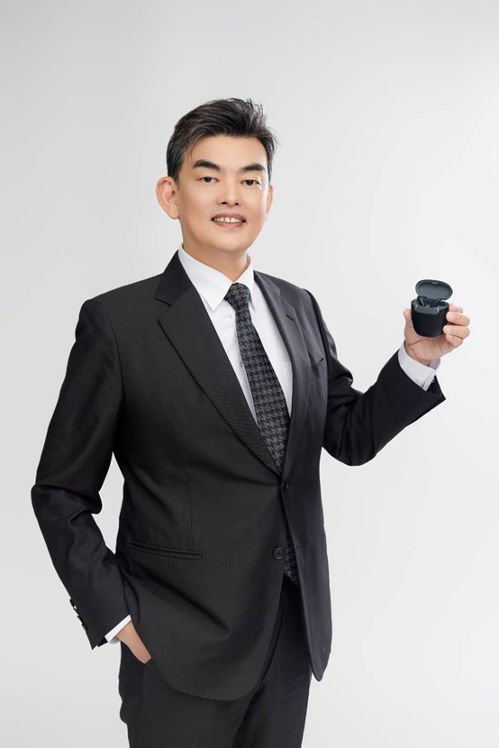 元勛國際創辦人吳志賢博士手持全資子公司元健大和公司的品牌產品「元健助聽器」