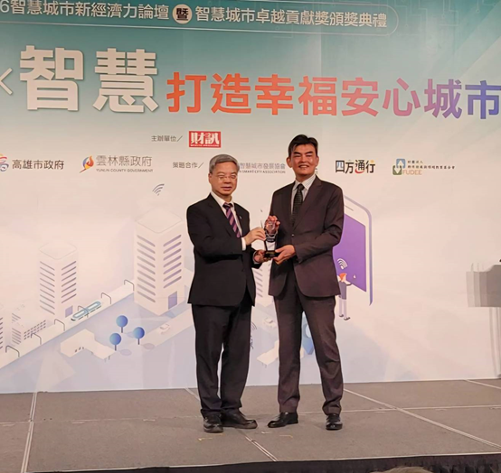 元健大和公司執行長吳志賢（右）代表接受經濟部部長龔明鑫親自頒發「智慧創新服務貢獻卓越獎」獎座。