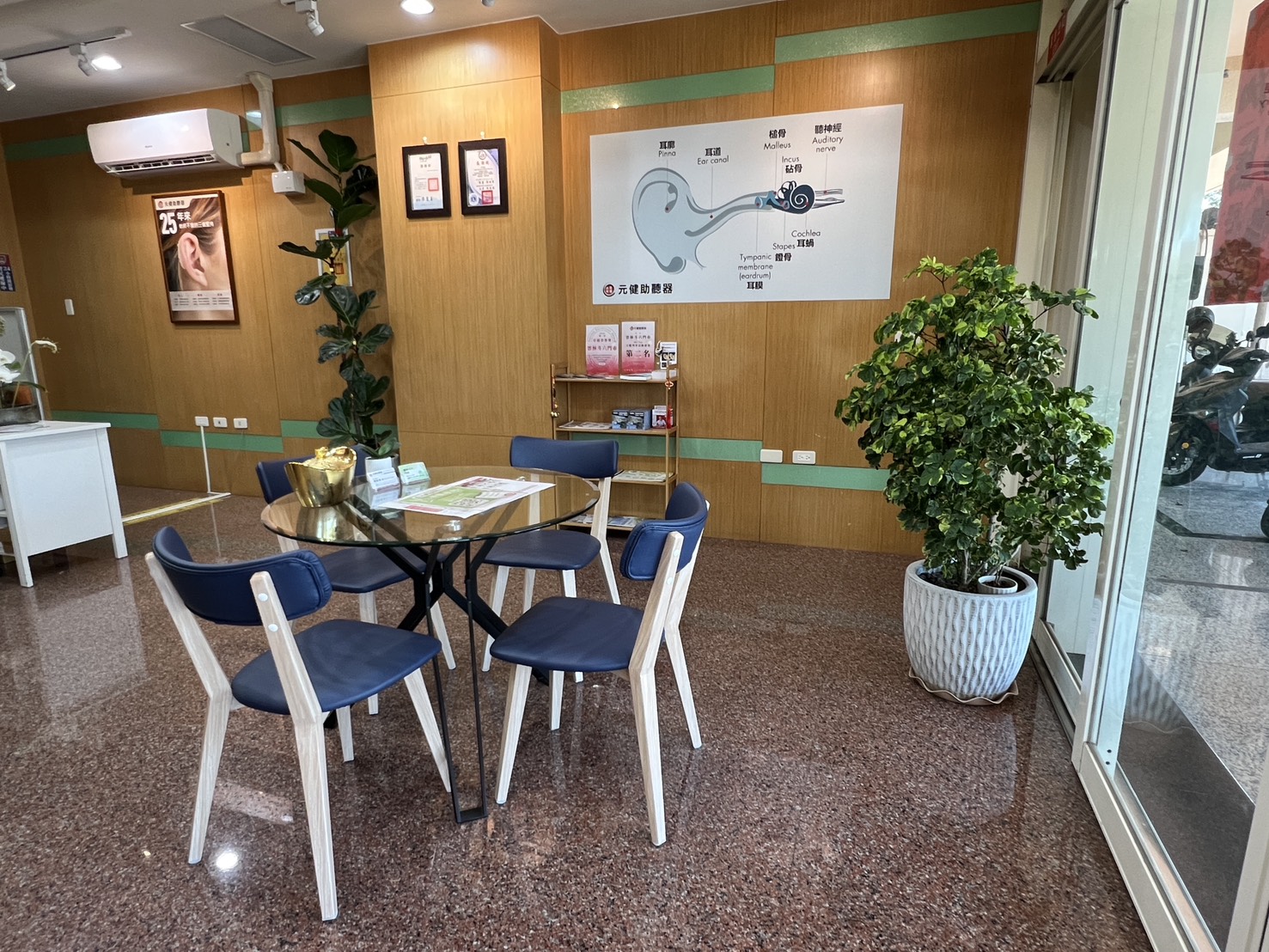 雲林市的元健助聽器斗六店內設有生活環境體驗場景，讓配戴助聽器的用戶能馬上感覺在家看電視的效果，立即試聽、體會藍牙助聽器的幫助。