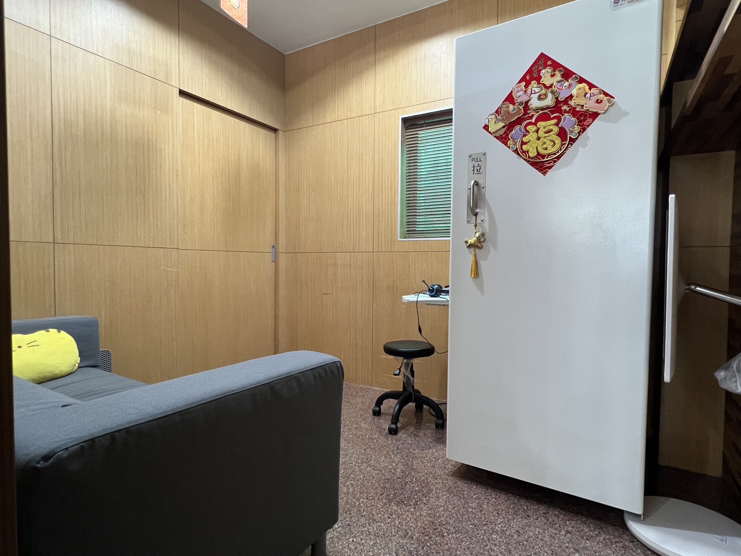 雲林市的元健助聽器斗六店內的耳朵聽力檢查測試室非常寬敞、明亮，讓用戶覺得舒適。